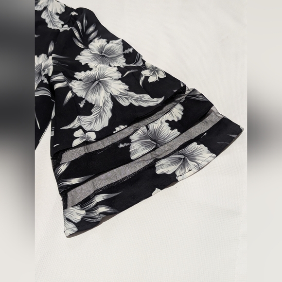 Women's Black and White Floral 3/4 Bell Sleeve Top Size: XL - Picture 7 of 10